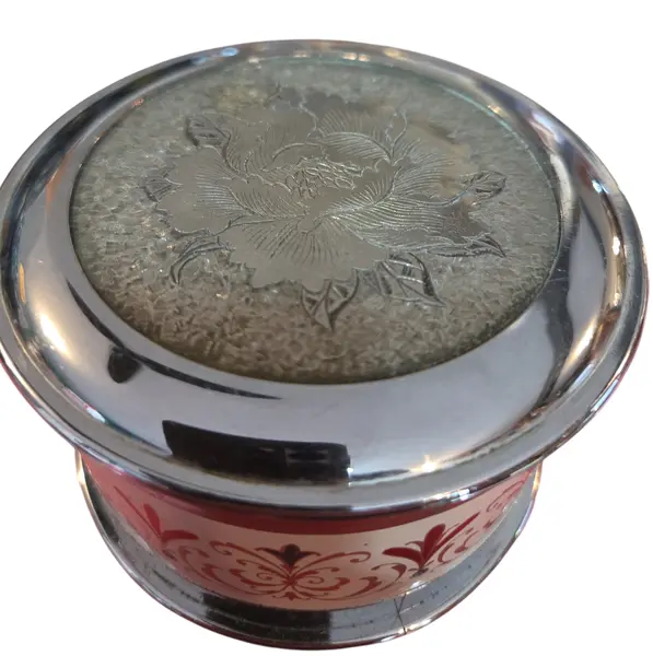 Foto de um(a) Caixa de Música, da categoria de Cestos e Caixas. Uma joia para os olhos e ouvidos. Esta caixa de música apresenta um trabalho primoroso de gravação floral, onde cada pétala... Mostrado de uma perspectiva diferente. Vendido no marketplace Trésors.