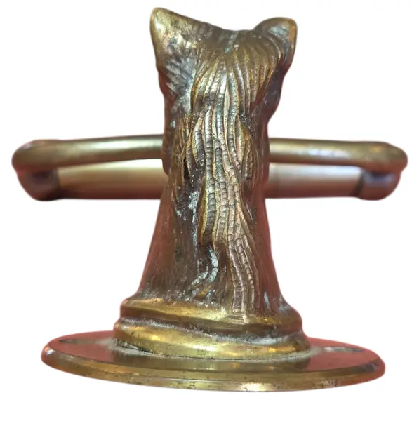 Foto de um(a) Antigo Suporte de Papel Higiênico em Bronze Maciço – Cabeça de Cavalo, da categoria de Suportes decorativos. Apresentamos um item de decoração funcional e cheio de personalidade: um suporte para papel higiênico confeccionado... Mostrado de uma perspectiva diferente. Vendido no marketplace Trésors.