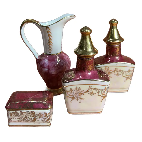 Foto de um(a) Conjunto Miniaturas de Toucador em Porcelana, da categoria de Outros modelos. conjunto VINTAGE miniaturas de peças de toucador, em porcelana policromada em tons de marsala e off, sendo os perfumeiros... Vendido no marketplace Trésors.
