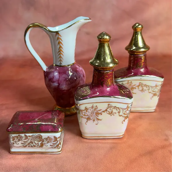 Foto de um(a) Conjunto Miniaturas de Toucador em Porcelana, da categoria de Outros modelos. conjunto VINTAGE miniaturas de peças de toucador, em porcelana policromada em tons de marsala e off, sendo os perfumeiros... Mostrado de uma perspectiva diferente. Vendido no marketplace Trésors.