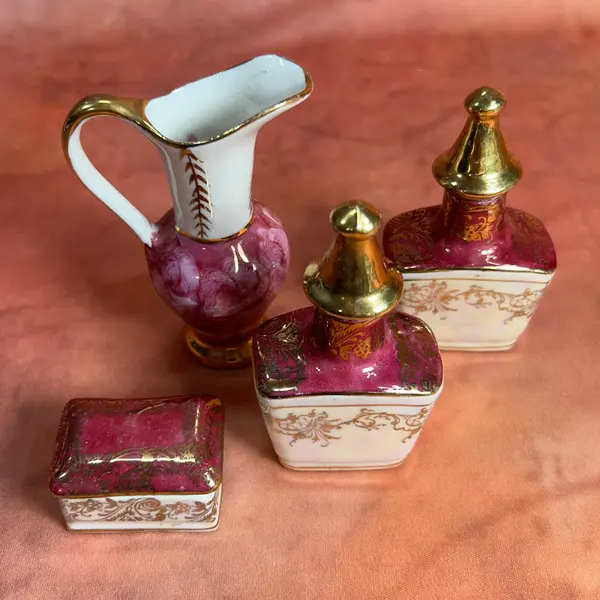 Foto de um(a) Conjunto Miniaturas de Toucador em Porcelana, da categoria de Outros modelos. conjunto VINTAGE miniaturas de peças de toucador, em porcelana policromada em tons de marsala e off, sendo os perfumeiros... Mostrado de uma perspectiva diferente. Vendido no marketplace Trésors.