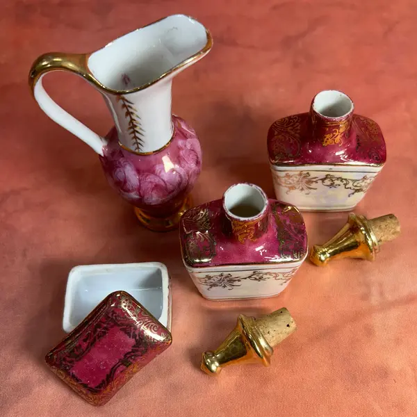 Foto de um(a) Conjunto Miniaturas de Toucador em Porcelana, da categoria de Outros modelos. conjunto VINTAGE miniaturas de peças de toucador, em porcelana policromada em tons de marsala e off, sendo os perfumeiros... Mostrado de uma perspectiva diferente. Vendido no marketplace Trésors.
