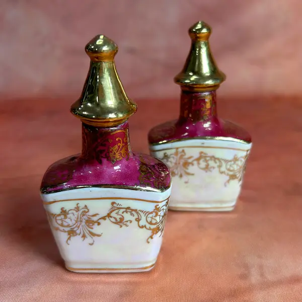 Foto de um(a) Conjunto Miniaturas de Toucador em Porcelana, da categoria de Outros modelos. conjunto VINTAGE miniaturas de peças de toucador, em porcelana policromada em tons de marsala e off, sendo os perfumeiros... Mostrado de uma perspectiva diferente. Vendido no marketplace Trésors.