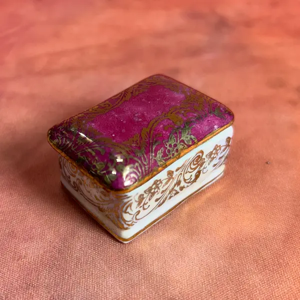 Foto de um(a) Conjunto Miniaturas de Toucador em Porcelana, da categoria de Outros modelos. conjunto VINTAGE miniaturas de peças de toucador, em porcelana policromada em tons de marsala e off, sendo os perfumeiros... Mostrado de uma perspectiva diferente. Vendido no marketplace Trésors.