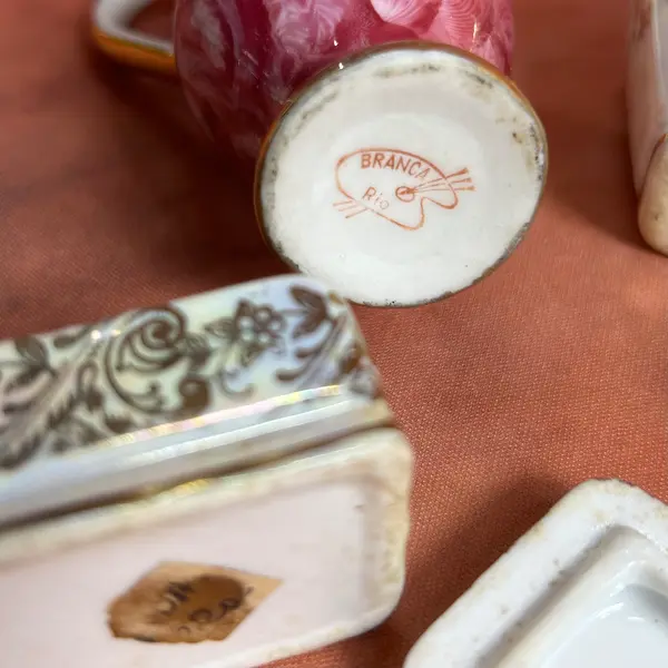 Foto de um(a) Conjunto Miniaturas de Toucador em Porcelana, da categoria de Outros modelos. conjunto VINTAGE miniaturas de peças de toucador, em porcelana policromada em tons de marsala e off, sendo os perfumeiros... Mostrado de uma perspectiva diferente. Vendido no marketplace Trésors.