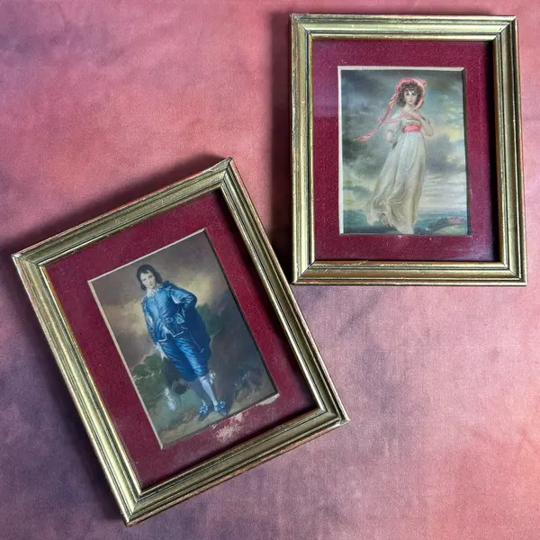 Foto de um(a) Par Mini Quadros Gravura Dama e Cavaleiro, da categoria de Molduras para quadros. par de mini quadrinhos VINTAGE, gravura um com dama e outro com cavaleiro, paspatour em camurça marsala e moldura em madeira... Mostrado de uma perspectiva diferente. Vendido no marketplace Trésors.