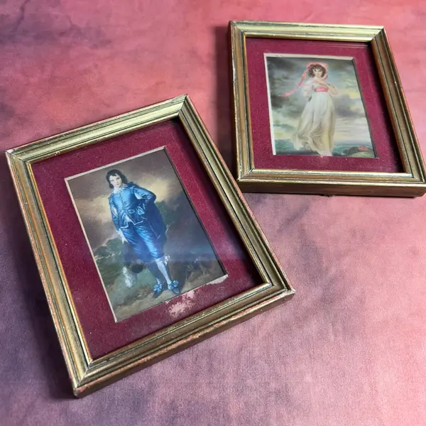 Foto de um(a) Par Mini Quadros Gravura Dama e Cavaleiro, da categoria de Molduras para quadros. par de mini quadrinhos VINTAGE, gravura um com dama e outro com cavaleiro, paspatour em camurça marsala e moldura em madeira... Mostrado de uma perspectiva diferente. Vendido no marketplace Trésors.