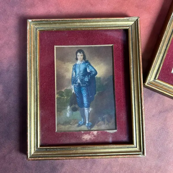 Foto de um(a) Par Mini Quadros Gravura Dama e Cavaleiro, da categoria de Molduras para quadros. par de mini quadrinhos VINTAGE, gravura um com dama e outro com cavaleiro, paspatour em camurça marsala e moldura em madeira... Mostrado de uma perspectiva diferente. Vendido no marketplace Trésors.