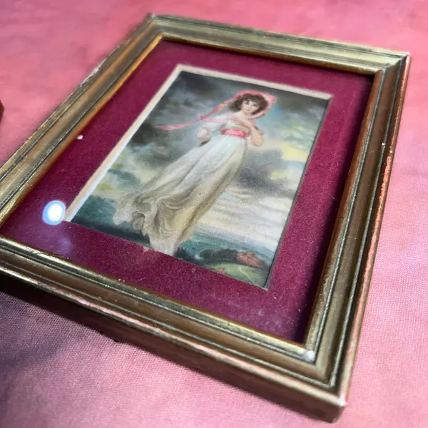 Foto de um(a) Par Mini Quadros Gravura Dama e Cavaleiro, da categoria de Molduras para quadros. par de mini quadrinhos VINTAGE, gravura um com dama e outro com cavaleiro, paspatour em camurça marsala e moldura em madeira... Mostrado de uma perspectiva diferente. Vendido no marketplace Trésors.