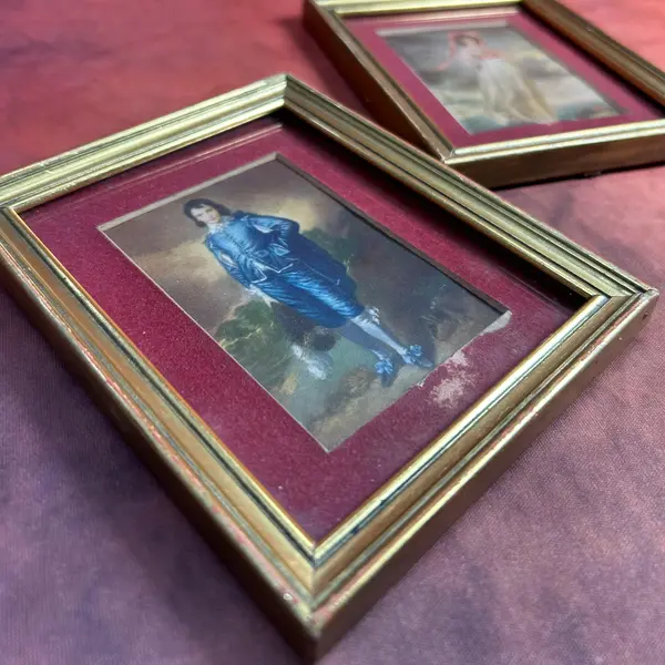 Foto de um(a) Par Mini Quadros Gravura Dama e Cavaleiro, da categoria de Molduras para quadros. par de mini quadrinhos VINTAGE, gravura um com dama e outro com cavaleiro, paspatour em camurça marsala e moldura em madeira... Mostrado de uma perspectiva diferente. Vendido no marketplace Trésors.