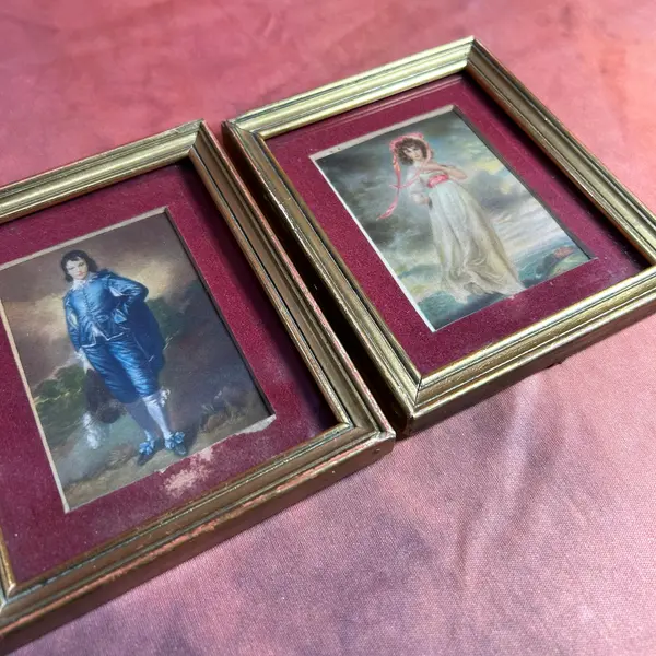 Foto de um(a) Par Mini Quadros Gravura Dama e Cavaleiro, da categoria de Molduras para quadros. par de mini quadrinhos VINTAGE, gravura um com dama e outro com cavaleiro, paspatour em camurça marsala e moldura em madeira... Mostrado de uma perspectiva diferente. Vendido no marketplace Trésors.