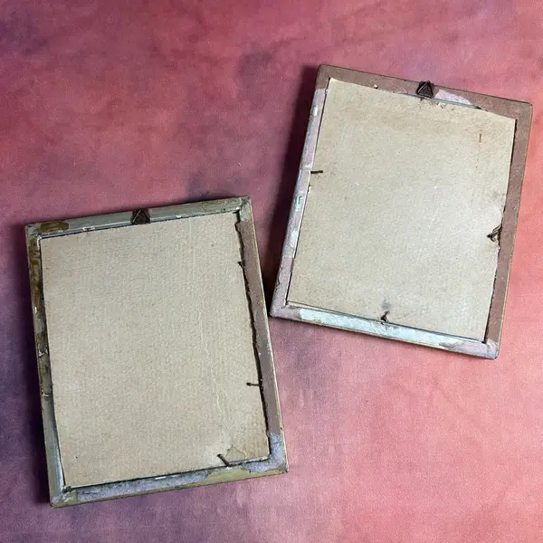 Foto de um(a) Par Mini Quadros Gravura Dama e Cavaleiro, da categoria de Molduras para quadros. par de mini quadrinhos VINTAGE, gravura um com dama e outro com cavaleiro, paspatour em camurça marsala e moldura em madeira... Mostrado de uma perspectiva diferente. Vendido no marketplace Trésors.