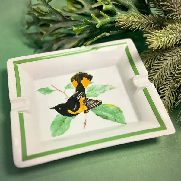 Foto de um(a) Cinzeiro Porcelana Assinado, da categoria de Cinzeiros. Grande cinzeiro em porcelana assinada, ótimo acabamento no fundo da base com courino para não riscar os móveis, vai bem... Mostrado de uma perspectiva diferente. Vendido no marketplace Trésors.