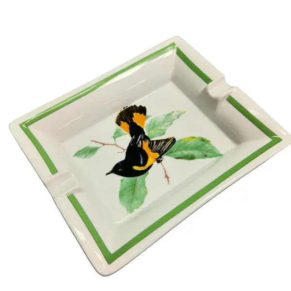 Foto de um(a) Cinzeiro Porcelana Assinado, da categoria de Cinzeiros. Grande cinzeiro em porcelana assinada, ótimo acabamento no fundo da base com courino para não riscar os móveis, vai bem... Vendido no marketplace Trésors.