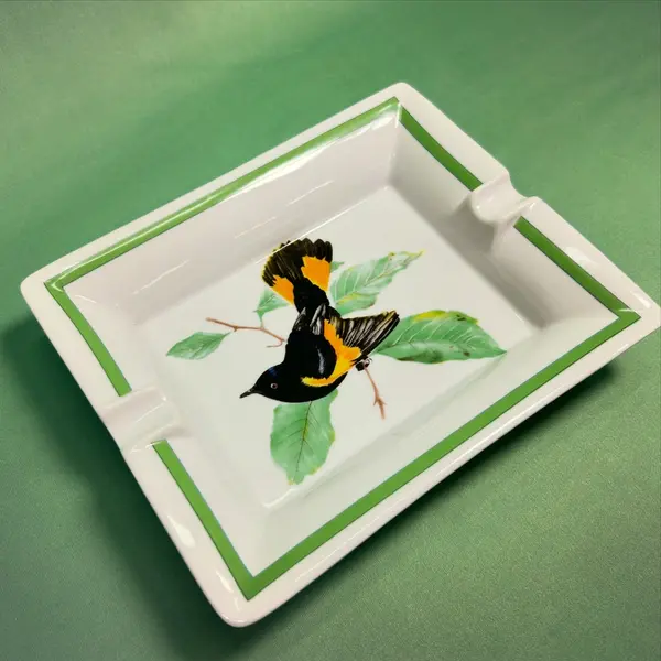 Foto de um(a) Cinzeiro Porcelana Assinado, da categoria de Cinzeiros. Grande cinzeiro em porcelana assinada, ótimo acabamento no fundo da base com courino para não riscar os móveis, vai bem... Mostrado de uma perspectiva diferente. Vendido no marketplace Trésors.