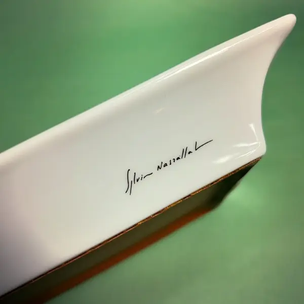 Foto de um(a) Cinzeiro Porcelana Assinado, da categoria de Cinzeiros. Grande cinzeiro em porcelana assinada, ótimo acabamento no fundo da base com courino para não riscar os móveis, vai bem... Mostrado de uma perspectiva diferente. Vendido no marketplace Trésors.