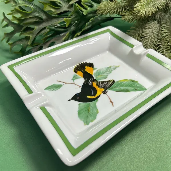 Foto de um(a) Cinzeiro Porcelana Assinado, da categoria de Cinzeiros. Grande cinzeiro em porcelana assinada, ótimo acabamento no fundo da base com courino para não riscar os móveis, vai bem... Mostrado de uma perspectiva diferente. Vendido no marketplace Trésors.