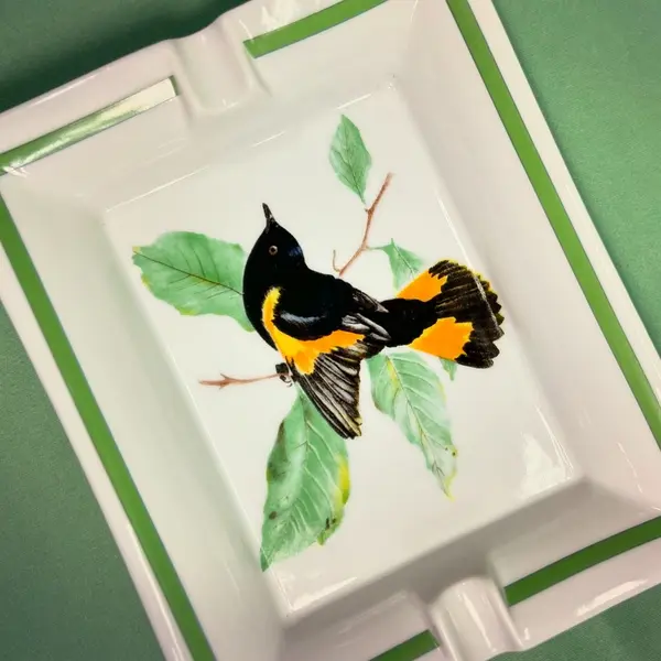 Foto de um(a) Cinzeiro Porcelana Assinado, da categoria de Cinzeiros. Grande cinzeiro em porcelana assinada, ótimo acabamento no fundo da base com courino para não riscar os móveis, vai bem... Mostrado de uma perspectiva diferente. Vendido no marketplace Trésors.