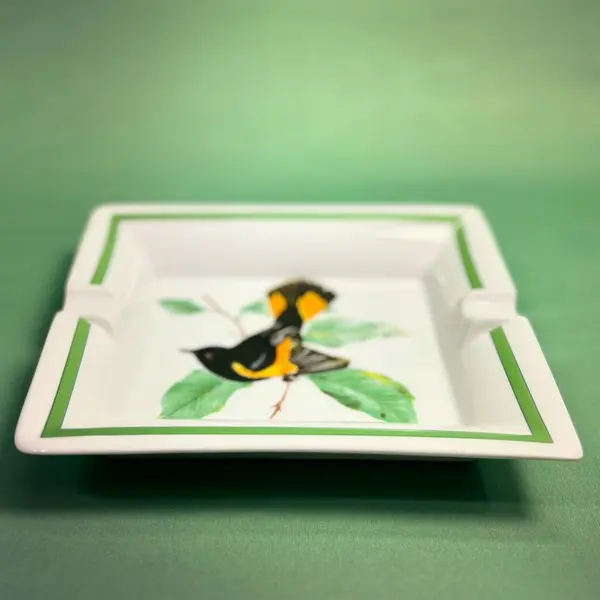 Foto de um(a) Cinzeiro Porcelana Assinado, da categoria de Cinzeiros. Grande cinzeiro em porcelana assinada, ótimo acabamento no fundo da base com courino para não riscar os móveis, vai bem... Mostrado de uma perspectiva diferente. Vendido no marketplace Trésors.
