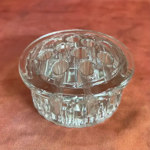 Foto de um(a) Pique Fleurs Cristal, da categoria de Vasos. GLASS FLOWER FROG ou PIQUE FLEURS, são perfeitas para pequenos arranjos ou para serem usadas dentro de um vaso, para... Mostrado de uma perspectiva diferente. Vendido no marketplace Trésors.