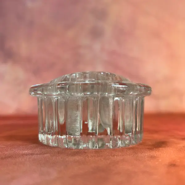 Foto de um(a) Pique Fleurs Cristal, da categoria de Vasos. GLASS FLOWER FROG ou PIQUE FLEURS, são perfeitas para pequenos arranjos ou para serem usadas dentro de um vaso, para... Mostrado de uma perspectiva diferente. Vendido no marketplace Trésors.
