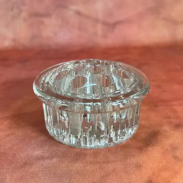 Foto de um(a) Pique Fleurs Cristal, da categoria de Vasos. GLASS FLOWER FROG ou PIQUE FLEURS, são perfeitas para pequenos arranjos ou para serem usadas dentro de um vaso, para... Mostrado de uma perspectiva diferente. Vendido no marketplace Trésors.