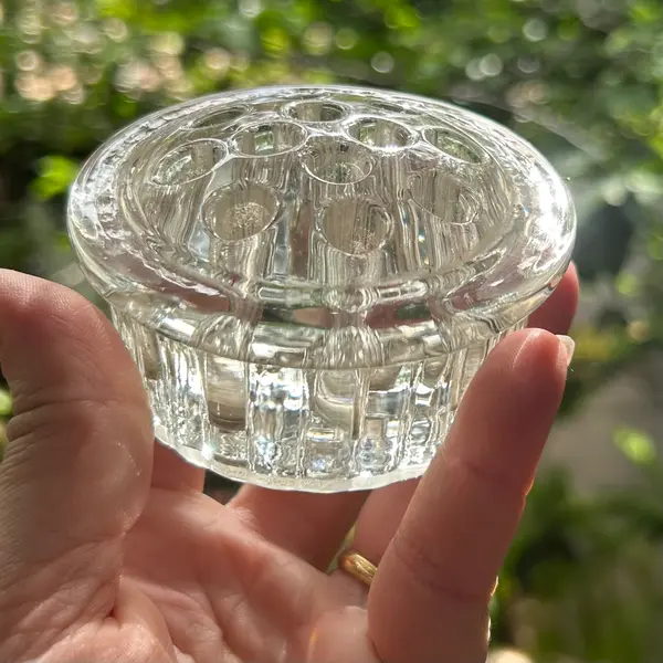 Foto de um(a) Pique Fleurs Cristal, da categoria de Vasos. GLASS FLOWER FROG ou PIQUE FLEURS, são perfeitas para pequenos arranjos ou para serem usadas dentro de um vaso, para... Mostrado de uma perspectiva diferente. Vendido no marketplace Trésors.