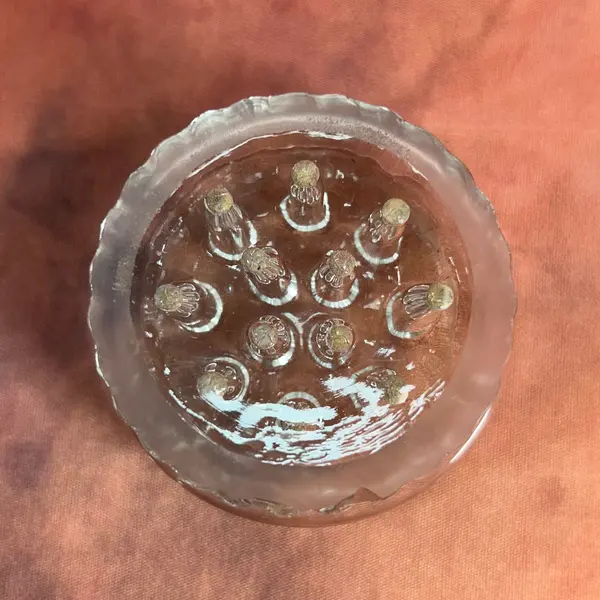 Foto de um(a) Pique Fleurs Cristal, da categoria de Vasos. GLASS FLOWER FROG ou PIQUE FLEURS, são perfeitas para pequenos arranjos ou para serem usadas dentro de um vaso, para... Mostrado de uma perspectiva diferente. Vendido no marketplace Trésors.