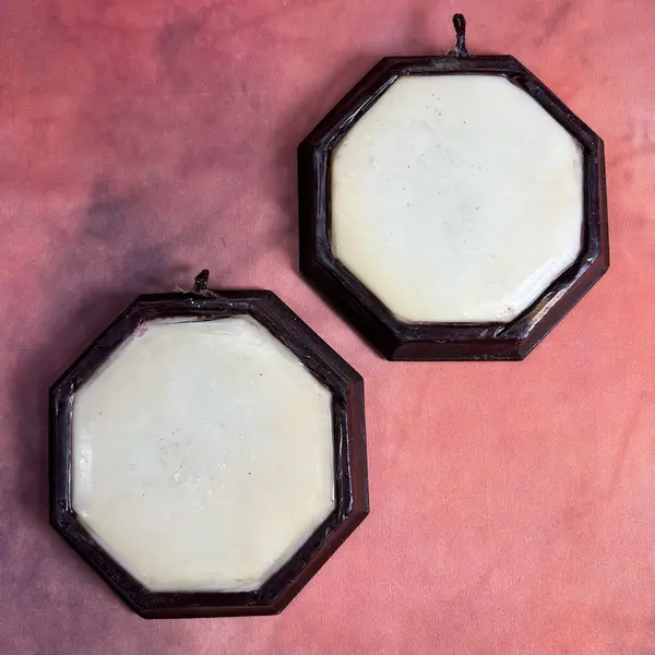 Foto de um(a) Par de mini quadros pássaros em cera, da categoria de Molduras para quadros. par de quadrinhos VINTAGE todo em cera, técnica surpreendente e curiosa de época, contém decalques de passarinhos com camada... Mostrado de uma perspectiva diferente. Vendido no marketplace Trésors.