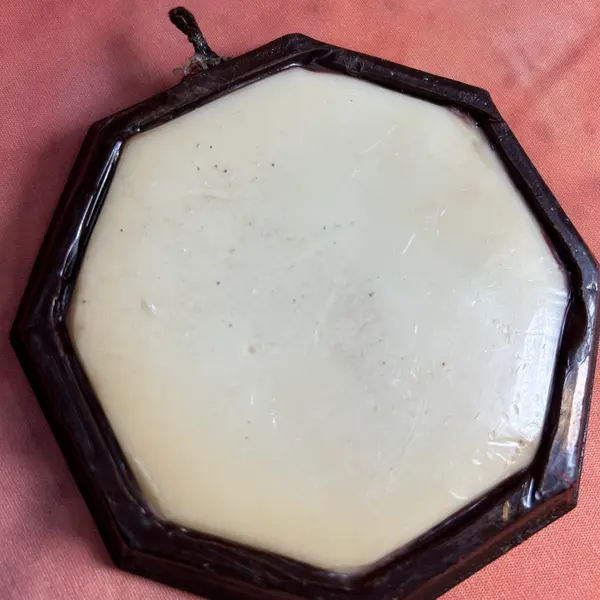 Foto de um(a) Par de mini quadros pássaros em cera, da categoria de Molduras para quadros. par de quadrinhos VINTAGE todo em cera, técnica surpreendente e curiosa de época, contém decalques de passarinhos com camada... Mostrado de uma perspectiva diferente. Vendido no marketplace Trésors.