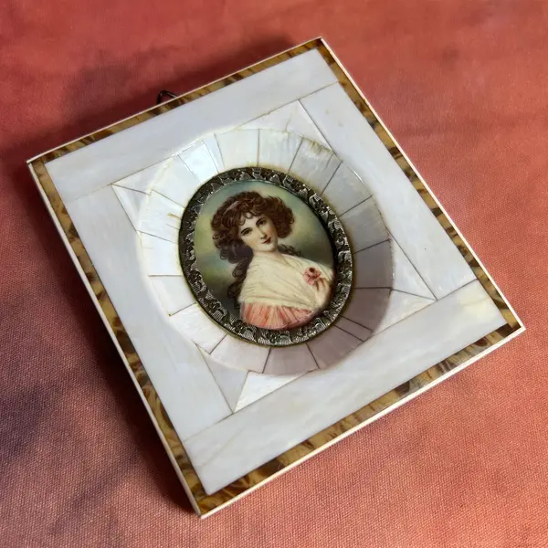 Foto de um(a) Mini retrato - Pintura à mão com moldura marfim, da categoria de Molduras para quadros. Mini retrato pintura à mão, moldura em marfim confeccionado com antigas teclas de piano, detalhe mais escuro em tortoise ou... Mostrado de uma perspectiva diferente. Vendido no marketplace Trésors.