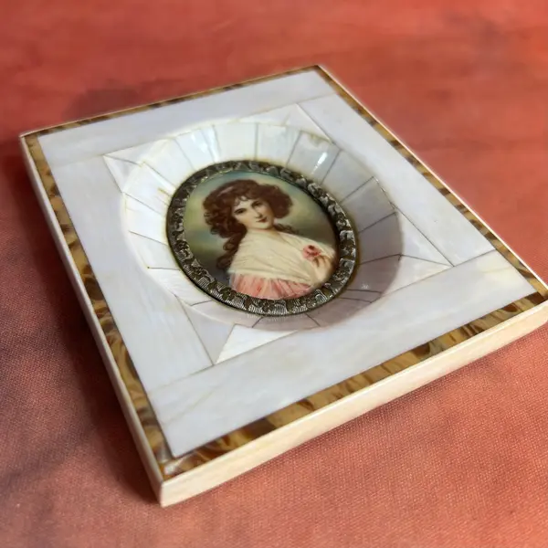 Foto de um(a) Mini retrato - Pintura à mão com moldura marfim, da categoria de Molduras para quadros. Mini retrato pintura à mão, moldura em marfim confeccionado com antigas teclas de piano, detalhe mais escuro em tortoise ou... Mostrado de uma perspectiva diferente. Vendido no marketplace Trésors.