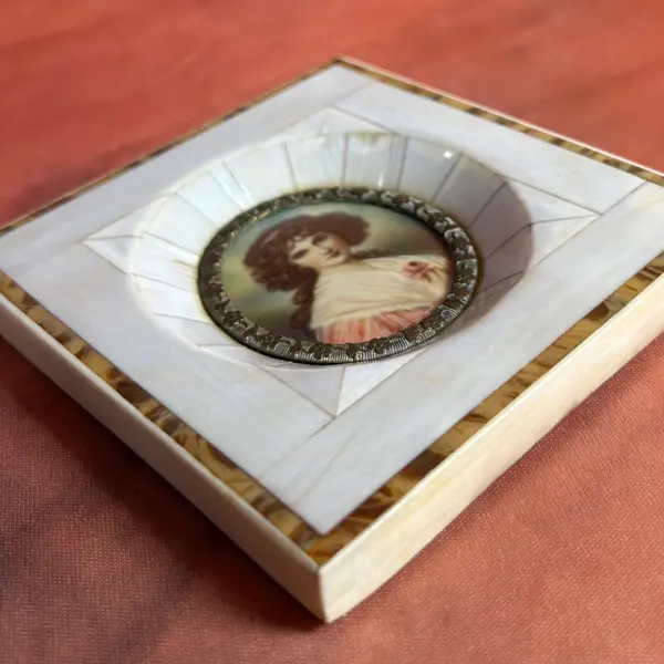 Foto de um(a) Mini retrato - Pintura à mão com moldura marfim, da categoria de Molduras para quadros. Mini retrato pintura à mão, moldura em marfim confeccionado com antigas teclas de piano, detalhe mais escuro em tortoise ou... Mostrado de uma perspectiva diferente. Vendido no marketplace Trésors.