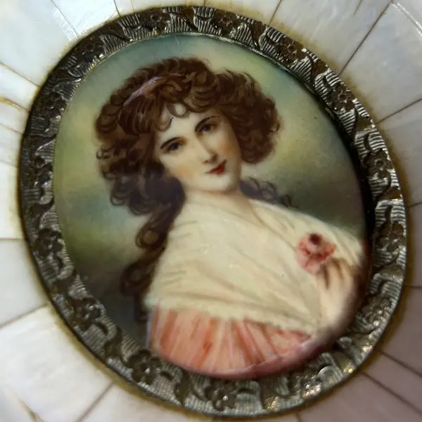 Foto de um(a) Mini retrato - Pintura à mão com moldura marfim, da categoria de Molduras para quadros. Mini retrato pintura à mão, moldura em marfim confeccionado com antigas teclas de piano, detalhe mais escuro em tortoise ou... Mostrado de uma perspectiva diferente. Vendido no marketplace Trésors.