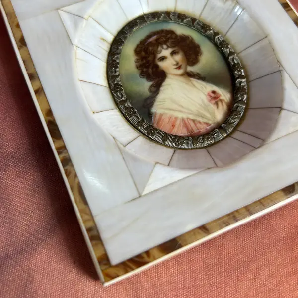 Foto de um(a) Mini retrato - Pintura à mão com moldura marfim, da categoria de Molduras para quadros. Mini retrato pintura à mão, moldura em marfim confeccionado com antigas teclas de piano, detalhe mais escuro em tortoise ou... Mostrado de uma perspectiva diferente. Vendido no marketplace Trésors.