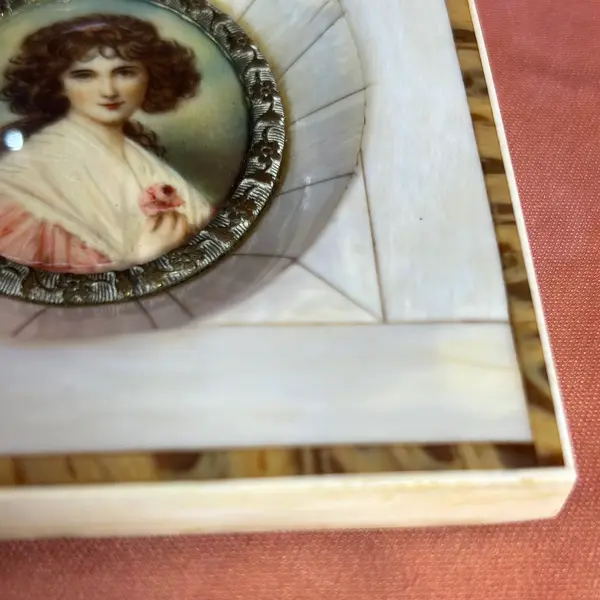 Foto de um(a) Mini retrato - Pintura à mão com moldura marfim, da categoria de Molduras para quadros. Mini retrato pintura à mão, moldura em marfim confeccionado com antigas teclas de piano, detalhe mais escuro em tortoise ou... Mostrado de uma perspectiva diferente. Vendido no marketplace Trésors.