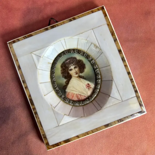 Foto de um(a) Mini retrato - Pintura à mão com moldura marfim, da categoria de Molduras para quadros. Mini retrato pintura à mão, moldura em marfim confeccionado com antigas teclas de piano, detalhe mais escuro em tortoise ou... Mostrado de uma perspectiva diferente. Vendido no marketplace Trésors.