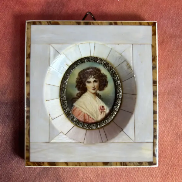 Foto de um(a) Mini retrato - Pintura à mão com moldura marfim, da categoria de Molduras para quadros. Mini retrato pintura à mão, moldura em marfim confeccionado com antigas teclas de piano, detalhe mais escuro em tortoise ou... Mostrado de uma perspectiva diferente. Vendido no marketplace Trésors.