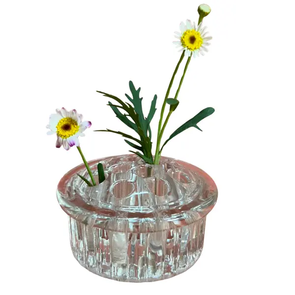 Foto de um(a) Pique Fleurs Cristal, da categoria de Vasos. GLASS FLOWER FROG ou PIQUE FLEURS, são perfeitas para pequenos arranjos ou para serem usadas dentro de um vaso, para... Vendido no marketplace Trésors.