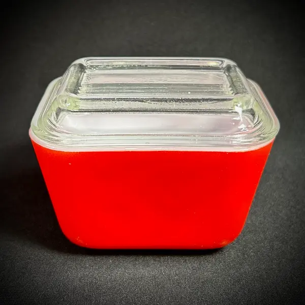 Foto de um(a) Manteigueira Pyrex Opalina Americana, da categoria de Outros utensílios para servir. Fantástico recipiente em opalina da pirex, made USA, parte externa na cor vermelha, tampa em vidrão incolor. Originalmente... Mostrado de uma perspectiva diferente. Vendido no marketplace Trésors.