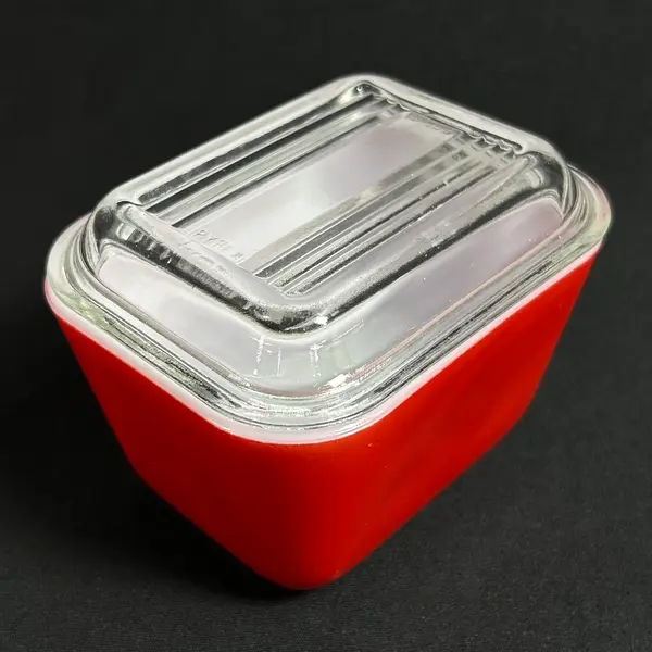 Foto de um(a) Manteigueira Pyrex Opalina Americana, da categoria de Outros utensílios para servir. Fantástico recipiente em opalina da pirex, made USA, parte externa na cor vermelha, tampa em vidrão incolor. Originalmente... Mostrado de uma perspectiva diferente. Vendido no marketplace Trésors.
