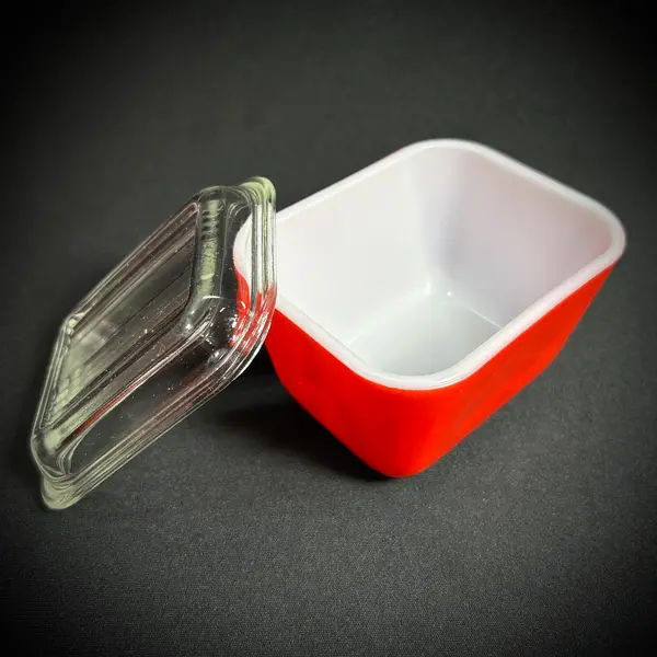 Foto de um(a) Manteigueira Pyrex Opalina Americana, da categoria de Outros utensílios para servir. Fantástico recipiente em opalina da pirex, made USA, parte externa na cor vermelha, tampa em vidrão incolor. Originalmente... Mostrado de uma perspectiva diferente. Vendido no marketplace Trésors.