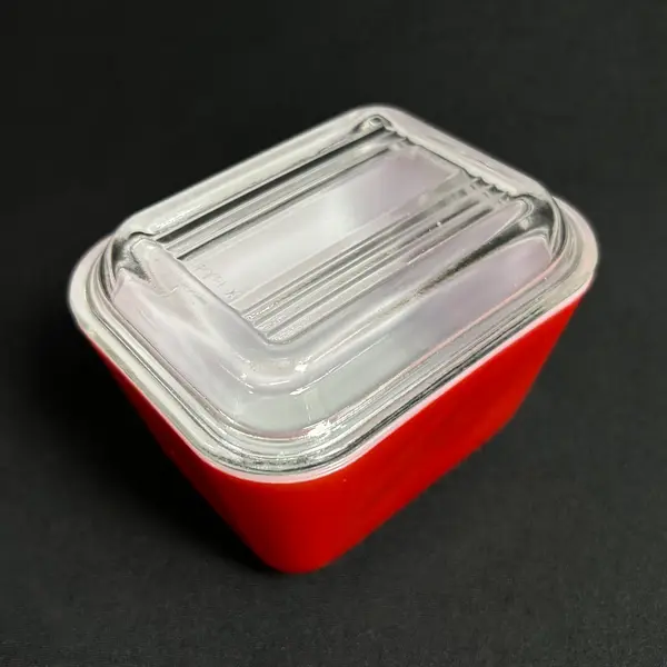 Foto de um(a) Manteigueira Pyrex Opalina Americana, da categoria de Outros utensílios para servir. Fantástico recipiente em opalina da pirex, made USA, parte externa na cor vermelha, tampa em vidrão incolor. Originalmente... Mostrado de uma perspectiva diferente. Vendido no marketplace Trésors.