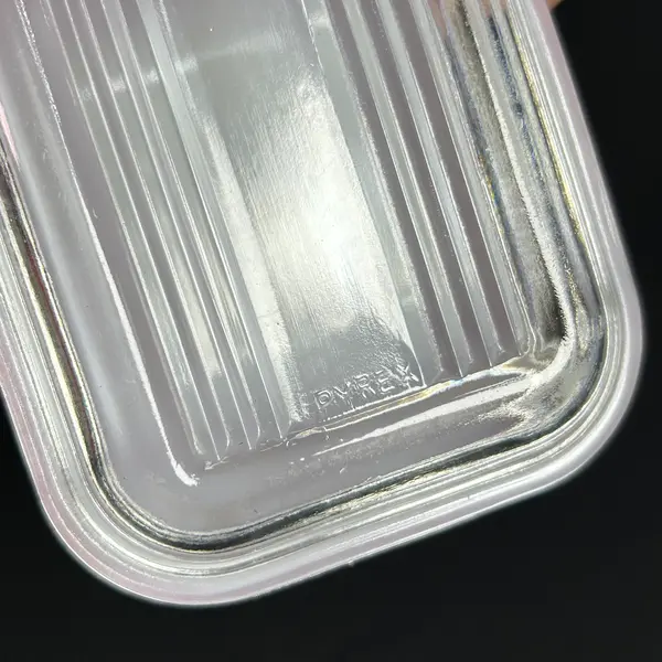 Foto de um(a) Manteigueira Pyrex Opalina Americana, da categoria de Outros utensílios para servir. Fantástico recipiente em opalina da pirex, made USA, parte externa na cor vermelha, tampa em vidrão incolor. Originalmente... Mostrado de uma perspectiva diferente. Vendido no marketplace Trésors.