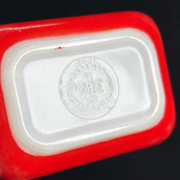 Foto de um(a) Manteigueira Pyrex Opalina Americana, da categoria de Outros utensílios para servir. Fantástico recipiente em opalina da pirex, made USA, parte externa na cor vermelha, tampa em vidrão incolor. Originalmente... Mostrado de uma perspectiva diferente. Vendido no marketplace Trésors.
