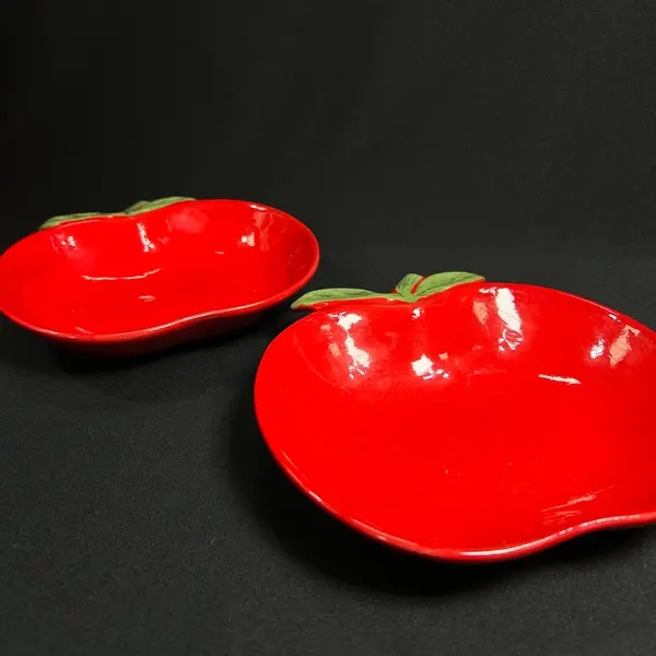 Foto de um(a) Travessa Maça em Cerâmica, da categoria de Travessas e tigelas. Linda travessa em cerâmica no formato de maça. Esmaltação e policromia em tons em vermelho e verde. Valor por unidade. Mostrado de uma perspectiva diferente. Vendido no marketplace Trésors.