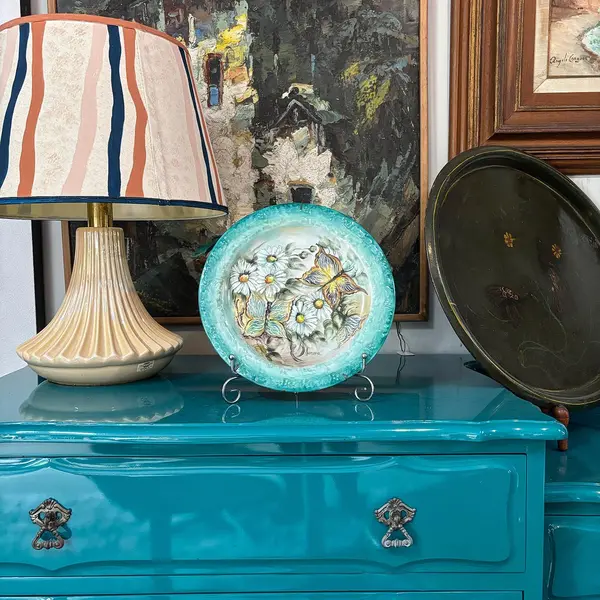 Foto de um(a) Lindo prato de parede em porcelana, pintado à mão, da categoria de Pratos Decorativos. Lindo prato de parede em porcelana, pintado à mão, assinado. Mostrado de uma perspectiva diferente. Vendido no marketplace Trésors.