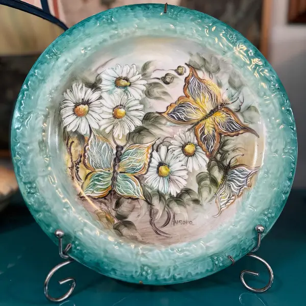 Foto de um(a) Lindo prato de parede em porcelana, pintado à mão, da categoria de Pratos Decorativos. Lindo prato de parede em porcelana, pintado à mão, assinado. Mostrado de uma perspectiva diferente. Vendido no marketplace Trésors.