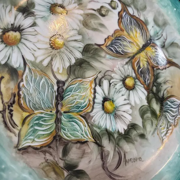 Foto de um(a) Lindo prato de parede em porcelana, pintado à mão, da categoria de Pratos Decorativos. Lindo prato de parede em porcelana, pintado à mão, assinado. Mostrado de uma perspectiva diferente. Vendido no marketplace Trésors.