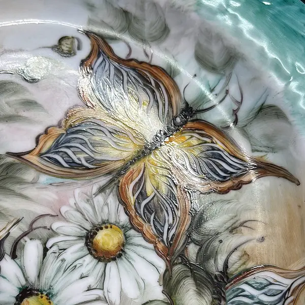 Foto de um(a) Lindo prato de parede em porcelana, pintado à mão, da categoria de Pratos Decorativos. Lindo prato de parede em porcelana, pintado à mão, assinado. Mostrado de uma perspectiva diferente. Vendido no marketplace Trésors.